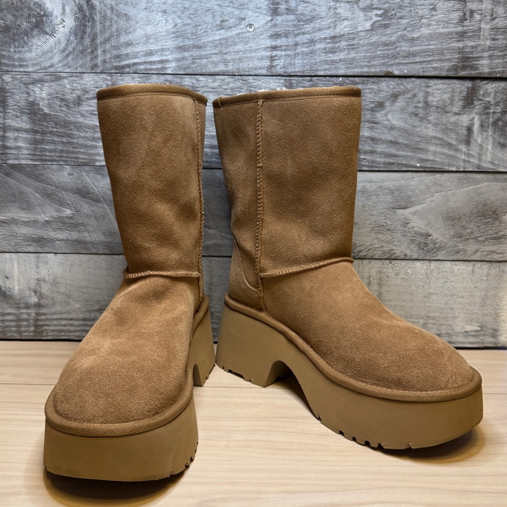 UGG NWT
Women's Classic Short New Heights Booties - Picture 12 of 16